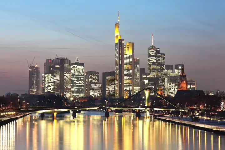 Main nehri ve Frankfurt siluetleri