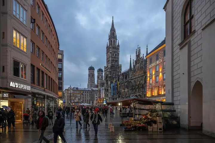 Marienplatz ve Yeni Belediye Binası